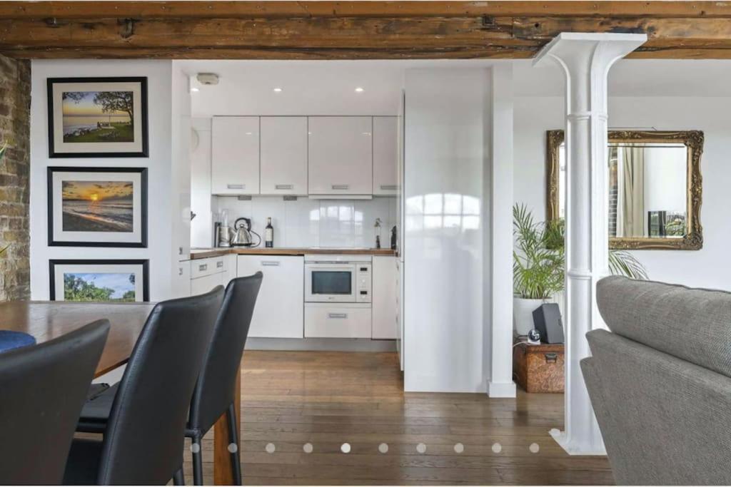 Luxury Artistic 2 Bedroom W/Balcony-Great Location Central Londen Buitenkant foto
