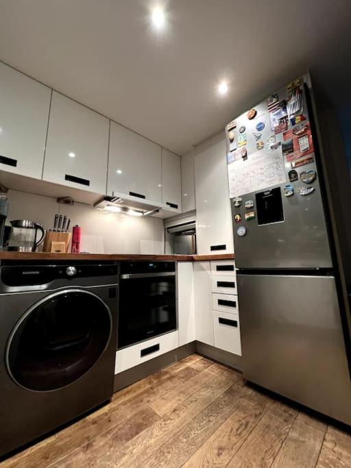Luxury Artistic 2 Bedroom W/Balcony-Great Location Central Londen Buitenkant foto