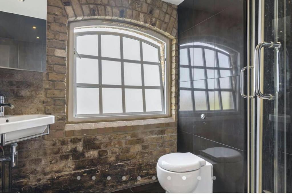 Luxury Artistic 2 Bedroom W/Balcony-Great Location Central Londen Buitenkant foto